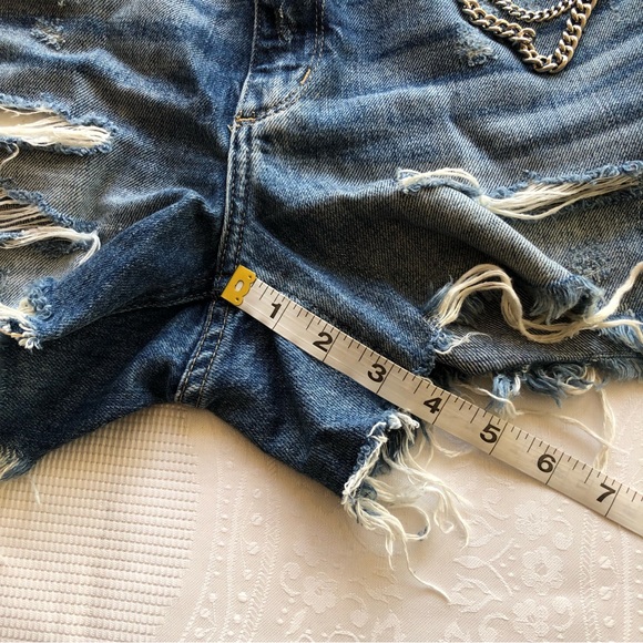 Pistola Jeans Denim Shorts Women’s Size 26 Blue Ripped Distressed Metal Chain - Picture 9 of 16
